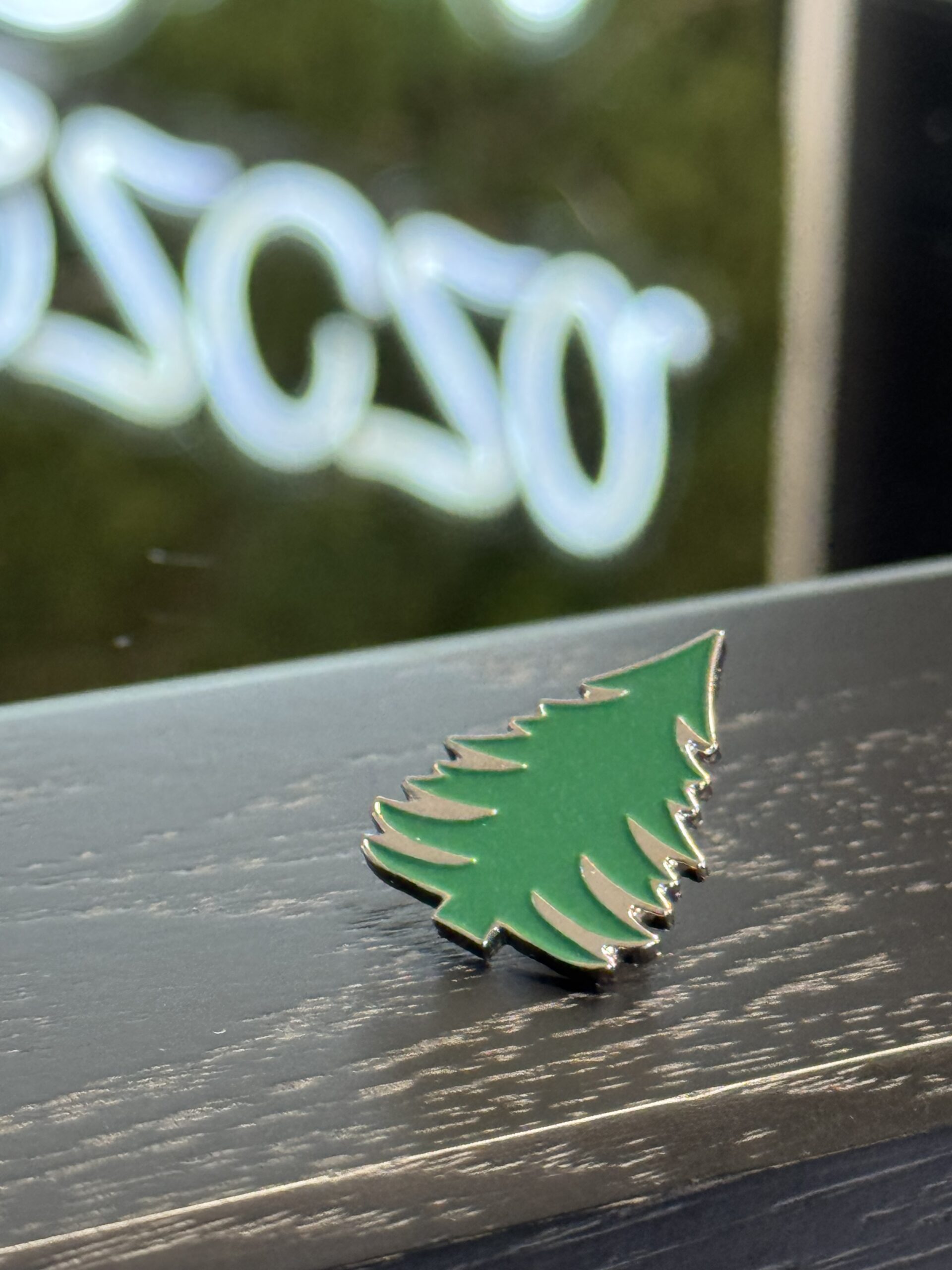ELEGANCKI PIN DRZEWKO